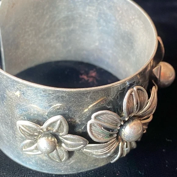 Vintage Floral Silver Toned Cuff Bracelet - Picture 12 of 13
